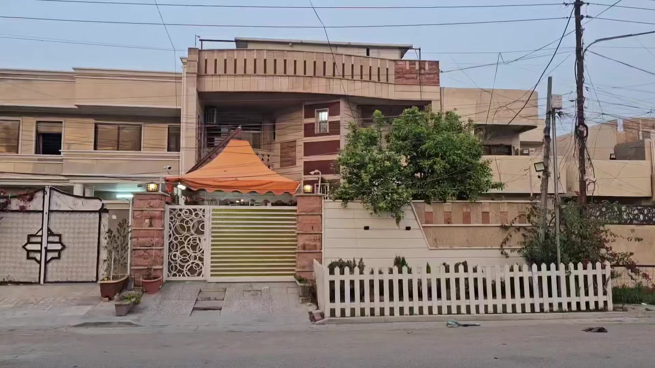 السلام عليكم 
بيت للبيع 
الغزالية شارع مدير الامن بظهر جامع البر الرحيم 
مساحة 300 -واجهة 10 ونزال 30

الطابق الارضي 
كراج
حديقة 
استقبال مع حمام
مطبخ 
هول داخلي 
غرفة نوم ماستر
مناور عدد 2 
حمام غربي
حمام شرقي
مخزن

الطابق الاول
3 غرف نوم ماستر
هول داخلي
حمام غربي
حمام شرقي 
مخزن
بلكونات عدد 2

الطابق الثاني
غرف سندويج عدد 2
بيتونة 
سطح

الفيديو المرفق للتوضيح
للاستفسار الاتصال ع الرقم 
*********** مصطفى
