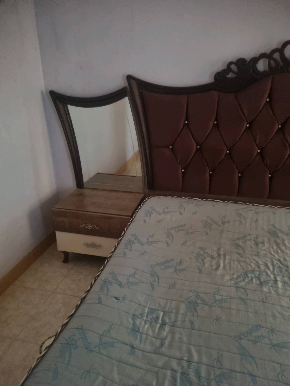 غرفة نوم مع دوشك