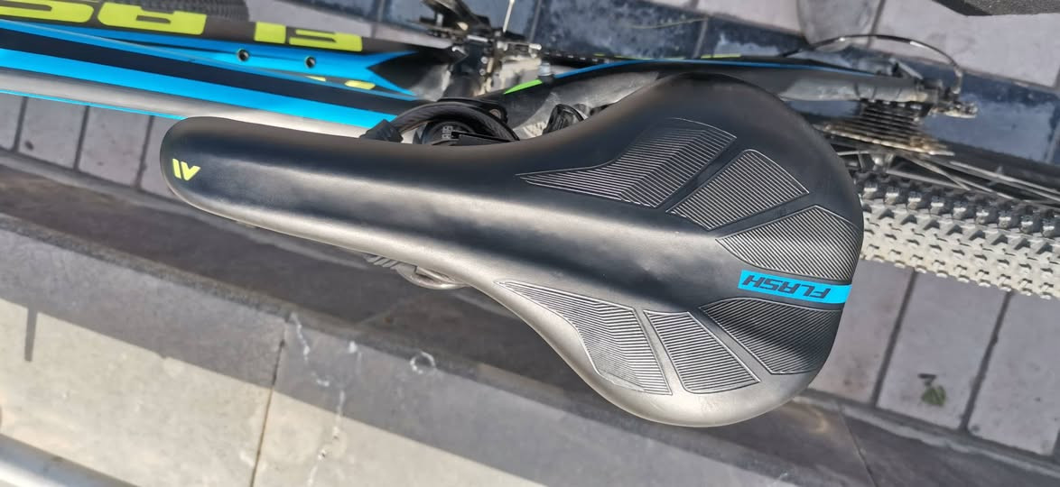 سلام عليكم
بايسكل فلاش ريس 3 حجم 27.5
مكينة وبريك شيمانو ياباني اصلي بريك دسك دهن
دبل امامي تحكم قفل وفتح
المكينة شيمانو 9 نمر خلفية و2 نمر امامية
وايرات البريك و المكينة داخل الهيكل
هيكل المنيوم خفيف الوزن وقوي
بايسكل نضافة 100%
سعر 450 وبي مجال للشراي
التواصل خاص


**إذا كنت صاحب هذا الإعلان وتريد حذفه لأي سبب، رجاءا أرسل رسالة إلى الدعم الفني**