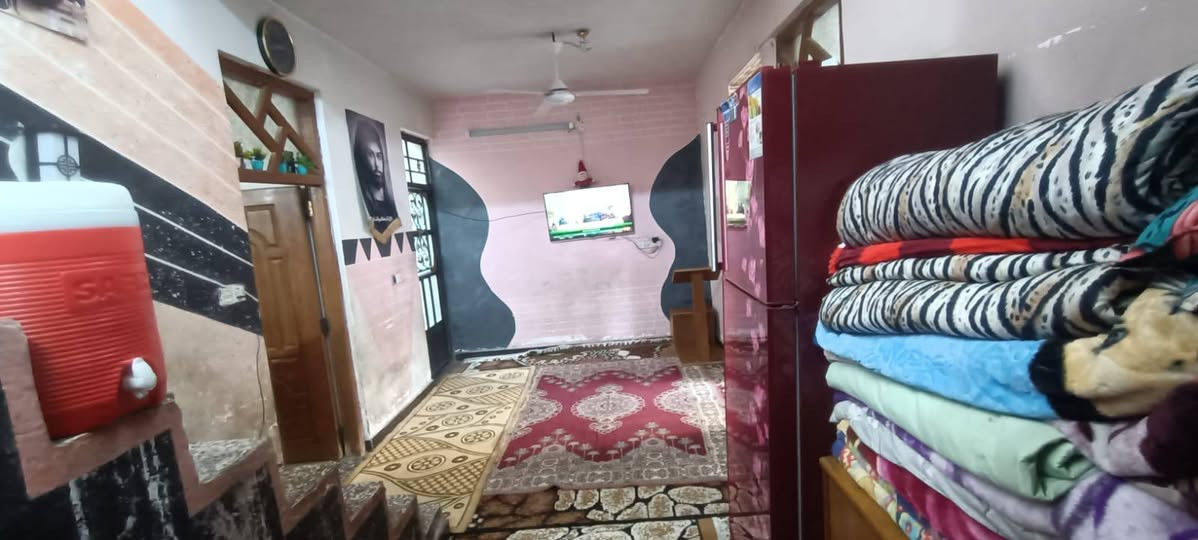 السلام عليكم بيت للبيع المساحه 105 مربع يحتوي على استقبال ومطبخ وغرفه وصاله موقعه مدينه الصدر شارع الصيانه قطاع 0 قرب نور الحلاق 
للاستفسار ***********
