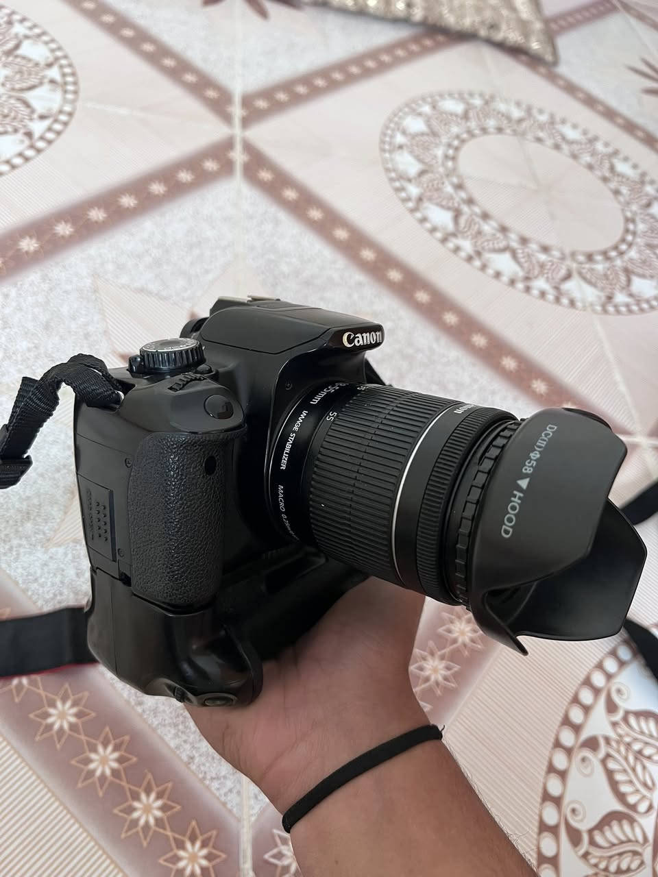 كانون D650
كاميرا نضيفه جدا 

شاشه قلاب لمس 

ملحقات 

1. عدسه +هود

2. جنطه

3. حزام كتف 

4. شاحنه 

5.كرب

6. بطاريات 2

سعر 325
تواصل خاص او اتصال واتس (***********)
يوجد توصيل جميع محافضات العراق
