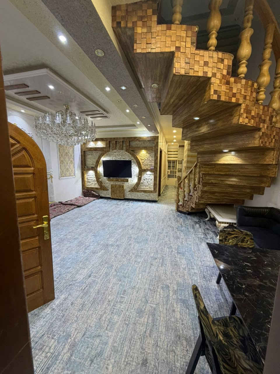 دار للبيع زيونه محله 710 المساحه 200 م الوجها 6.66م النزال 30 البناء درجه اولى تاريخ البناء 23  يتكون الدار 5 نوم سويت كراج مطبخ حار بارد صالت ضيوف مع صاله داخليه الدار مدخلين  كامل وحسب الموصفات  اي استفسار *********** وتساب او اتصال السعر جدا مناسب
