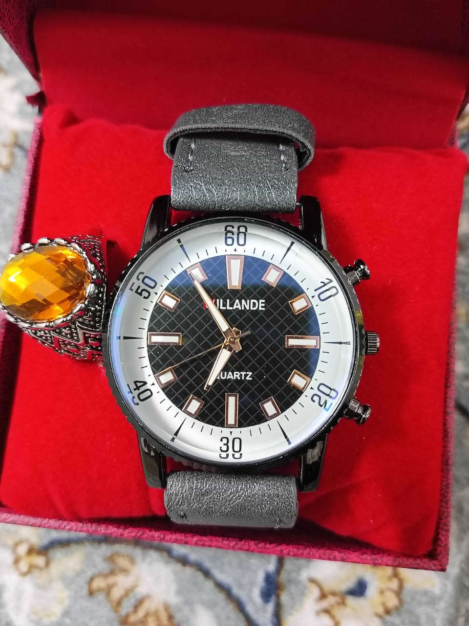 ساعة بشكل راقي ونازك
وغير مستخدمة
السير مالها جلد
يجي وياها محبس هدية بهذا الشكل 
سعر 30 الف مع التوصيل 
تگدر تحجز عن طريق هذا الرقم ***********
