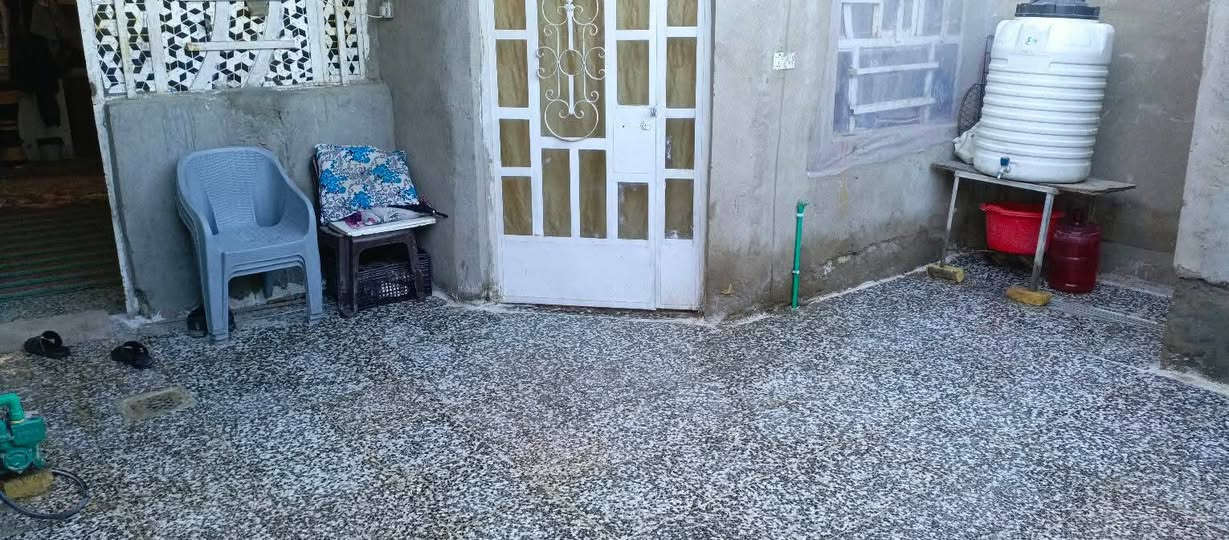 سلام عليكم دار للبيع مساحه 125 متر بيت كله كاشي تأسيس بواري ماء تأسيس كهرباء جديد يتكون من غرفه حولي مطبخ ترك. صحيات داخليه و استقبال كراج صحيات خارجية بيت طابوك فقط ستاره والبيتونه بلوك. نهاية شارع مسقط في جهة  القمانية كما موضع بل صوره سعر 45..الاستفسار الاتصال على الرقم  {‏‪***********‬‏}
