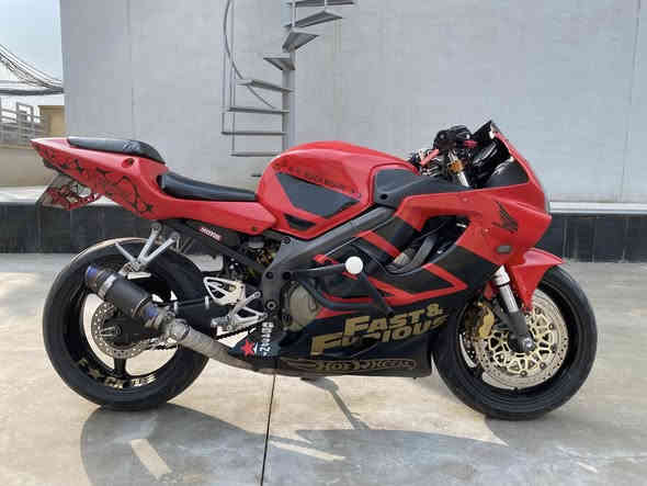 السلام عليكم...
HONDA CBR F4i 600F sport در.
الدراجة وارد يابان نظيفة جداً
مابيها اي نقص و مسويلها ادامه 
(يعني انسى شي اسمه عطل)
و بيها كم شغلة رياضية و ترتيبات
التزويد والاضافات 
ستيرن رياضي 3قطع 
تزويد حدايد عل دروعه 
قبضات رياضية
يدات رياضية
قبضة للراكب الخلفي
الدراجة كاملة مكملة وكلشي بيها شغال
مكاني موصل 
✅✅✅✅✅
دراجه مرقمه رقم نينوى 🔥20037رقم مميز وباسمي 
السعر : 38ورقه 
للاستفسار ***********
