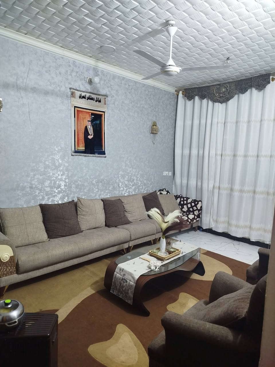 سلام عليكم .
دار للبيع زراعي مساحة ١٠٠م الواجهة ٥ النزال ٢٠ طابق ونص كامل من كل النواحي بناء حديث درجة اولى يحتوي على غرفتين نوم واستقبال وصالة و٣ حمامات وسطحين . 
العنوان الشعب السريدات الجديدة بداية المربع الثاني قرب ماركت الشام. هـ ***********
