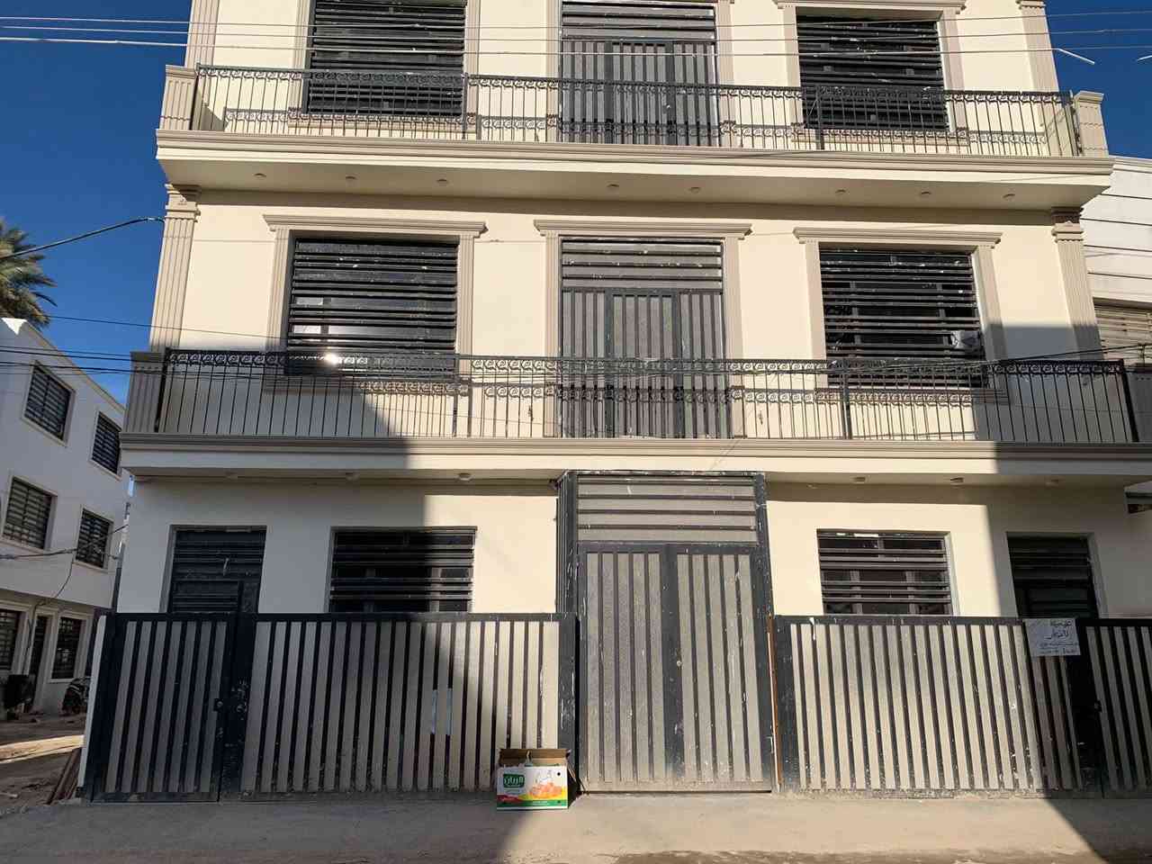 #للإيجار / شقق في بناية جديدة – أول ساكن
تتوفر شقق في بناية حديثة الإنشاء:
 
• شقة أرضي مستقلة  
 
• شقتين في الطابق الأول  
 
• شقتين في الطابق الثاني  

مواصفات الشقق:
 
• صالة
 
• مطبخ بمساحة كبيرة
 
• عدد (2) غرف نوم
 
• حمام واحد
 
• بناية حديثة 

📌 البناية جديدة كليًا – أول ساكن
📌 العنوان: شارع عباس الكهربائي مقابل ماركت زيتونة

📞 الهاتف: *********** اتصال واتساب
