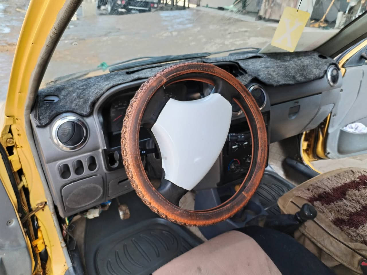 السلام عليكم سايبه موديل 12 رقم قادسية سنويه 29 سياره جاهزه تخم تاير جديد حدادية جديد كهربائيات كله شغال كيره يخبل خير من الله شواصي نظاف على وضع الشركة مكينه نظيفة كشرها نظيف احلى من الصور
مكان السيارة ديوانية 
السعر 26 وبيها مجال حك الجيه ***********
