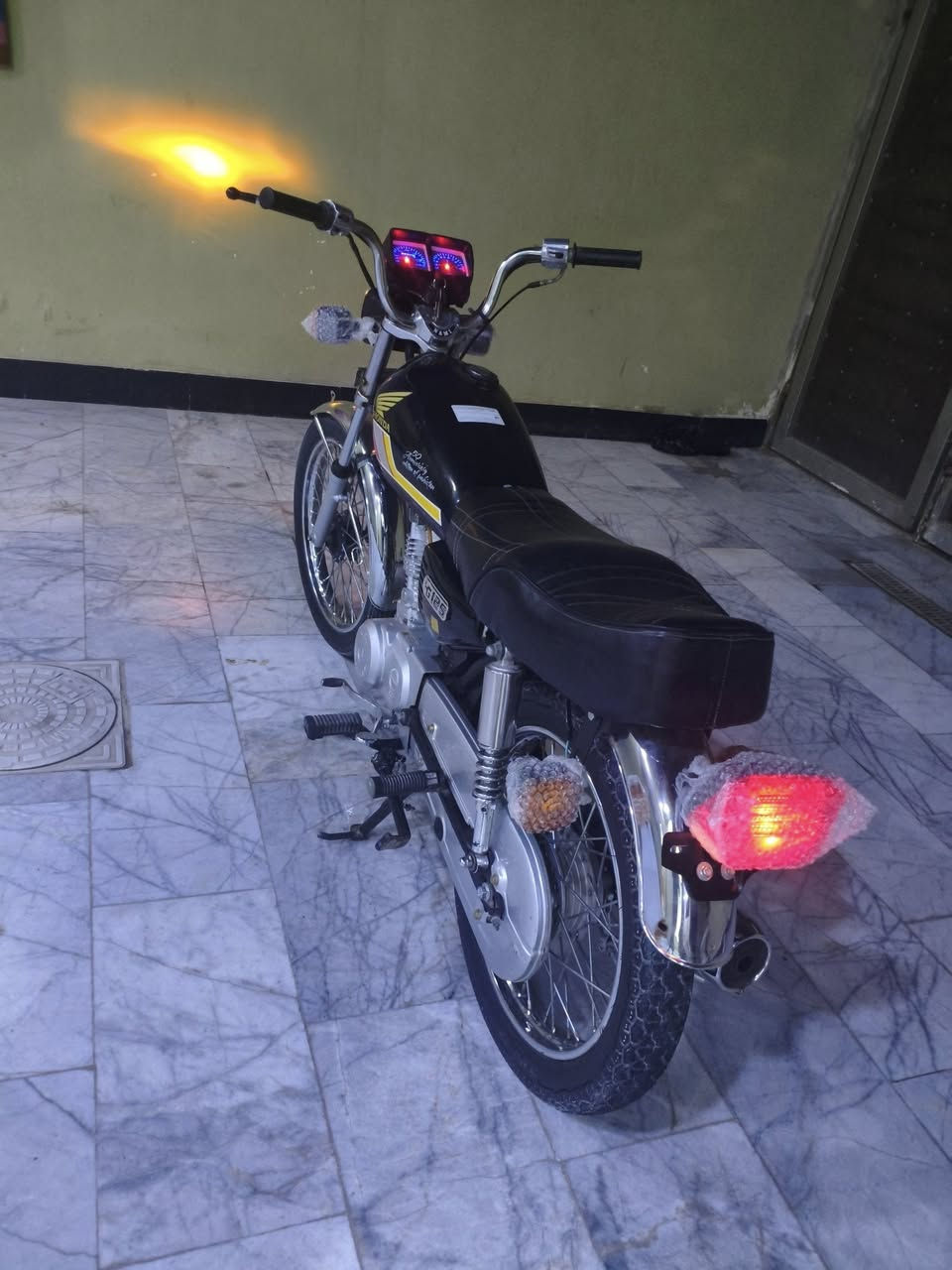 للبيع اربعه كير مديل 21 أصولي اوراق كامله دراجه نضيفه كلش سعر 650 مجال بصيط رقمي ***********
