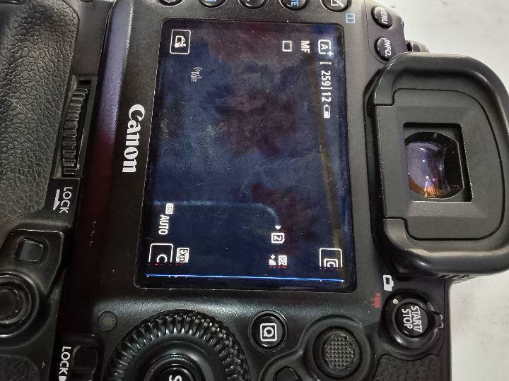 بدي كانون 5D مارك فور للبيع
ملحقاته 
بدي 
كرب 
بطارية 
شاحنه 
جنطة 
ملاحظة / الكامره بيه خط ازرق بالزاوية مايأثر لا على فيديو ولا على صوره 
مكاني بابل 
التوصيل مجاني 
للأستفسار والاتصال 
***********
