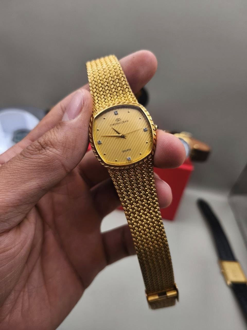 CHRISTIAN ORANI 
SWISS MOVET🇨🇭
كوارتز
أبعاد : 30*30 m
4 ماسات عند رقم 12,3,6,9
نظافة الساعة ممتازه جداً

سعرها مناسب 
اللي بخاطرة بتفضل خاص او واتساب / ***********
