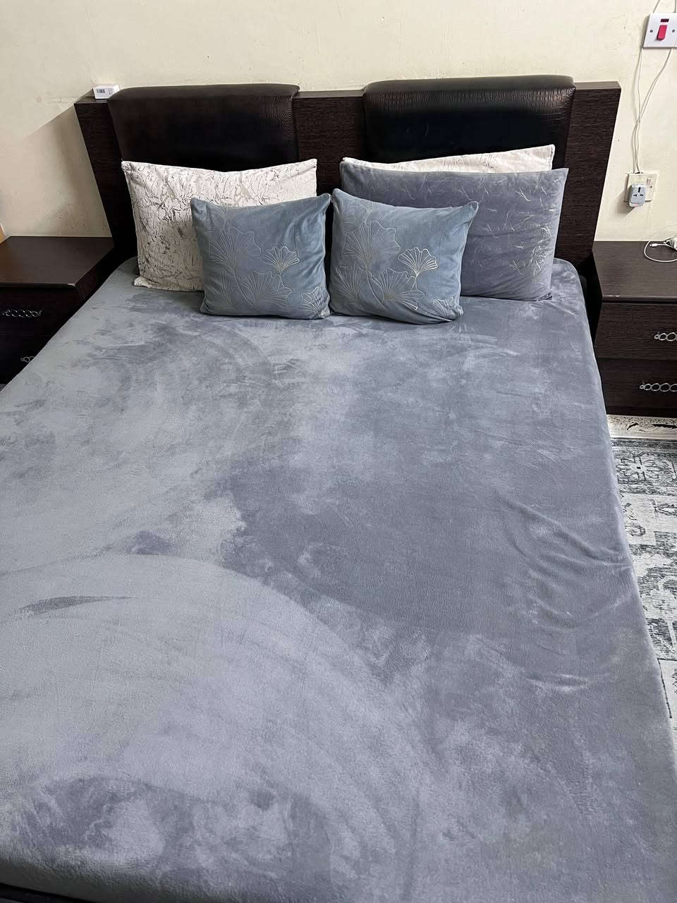 غرفه نوف 5قطع مع الدوشك كلش نضيفه للبيع وبسعر ٢٥٠الف الاستفسار الاتصال ع*********** شارع سالم خلف شركه كورك قرب دائره الكهرباء
