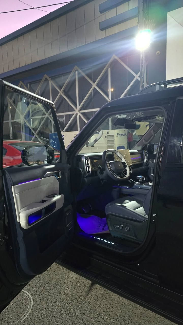 (بلك-ان هايبرد🔋)جيتور T2 1.5L Plug-in Hybrid LUXURY
___________________
مكاني كربلاء 
***********
___________________
هايبرد
وكاله هارلم
الموديل: 2026 (خليجي)
العداد: 14000
تمشي بل شحنة الوحدة بحدود ال 140 كيلو 

المحرك: 4 أسطوانات 1.5L تيربو + محرك كهربائي القوة الاجمالية 380 حصان
عزم الدوران (نيوتن-م): 610
ناقل الحركة: أوتوماتيكي مخصص لنظام الهايبرد 3DHT
نظام الدفع: نظام دفع بالعجلات الامامية
سعة البطارية كيلووات/س: 26.7
بشحنة كهربائية وتعبئة وقود كاملة يصل المدى إلى 1100 كم
✨️
الضمان الأساسي: 6 سنوات وعداد كيلومترات مفتوح
ضمان المحرك: 10 سنوات او 1،000،000 كم (أيهما اولاً / للمالك الأول)
ضمان البطارية : 8 سنوات او 150,000 كم (ايهما اولا)
المواصفات
*فتحة سقف بانوراما بقياس 1.1م
*إطارات قياس 20 إنچ
*الصندوق شفط
*الشباك الامامي شعار جيتور مضاء
*عروض ضوئية وموسيقية استعراضية
*رادار تفاعلي
*نظام القيادة شبه الذاتية
*نظام الكبح التلقائي في حالة الطوارئ
*كاميرات محيطية 540 درجة
*حساسات أمامية وخلفية
*نقطة العمياء
• تحذير مغادرة المسار
• المساعدة للبقاء في المسار
*شاشة التحكم بقياس 15.6 إنچ
*شاشة القيادة بقياس 10.25 إنچ
*نظام صوتي 12 سماعات من Sony
*نظام أبل كاربلاي وأندرويد أوتو
*نظام اوامر صوتية
*المقاعد من الجلد الفاخر
*مقعد السائق والراكب كهربائي و مبردة
• ذاكرة مقاعد امامية لحفظ 3 وضعيات
*إنارة محيطية متعددة الالوان
*عتبات الأبواب مضيئة
*مصابيح أوتوماتيكية LED مع مصابيح نهارية
*التكييف التلقائي مع الضوء العالي
*نظام تقليل الضجيج مع زجاح مزدوج
*المرايا الجانبية قابلة للطي كهربائياً ومدفئة
*(بصمة) و تشغيل عن بعد
• إغلاق نوافذ وفتحة السقف عن بعد
*شاحن لاسلكي سريع
*نظام تنقية الهواء PM2.5
*مسند الذراع الوسطي مع ثلاجة
*انماط قيادة متعددة
*وسائد هوائية امامية و جانبية عدد 6
*حساسات مطر
*دوسات جانبية
*نظام التحكم بنزول المنحدرات
*نظام المساعدة لصعود المرتفعات
