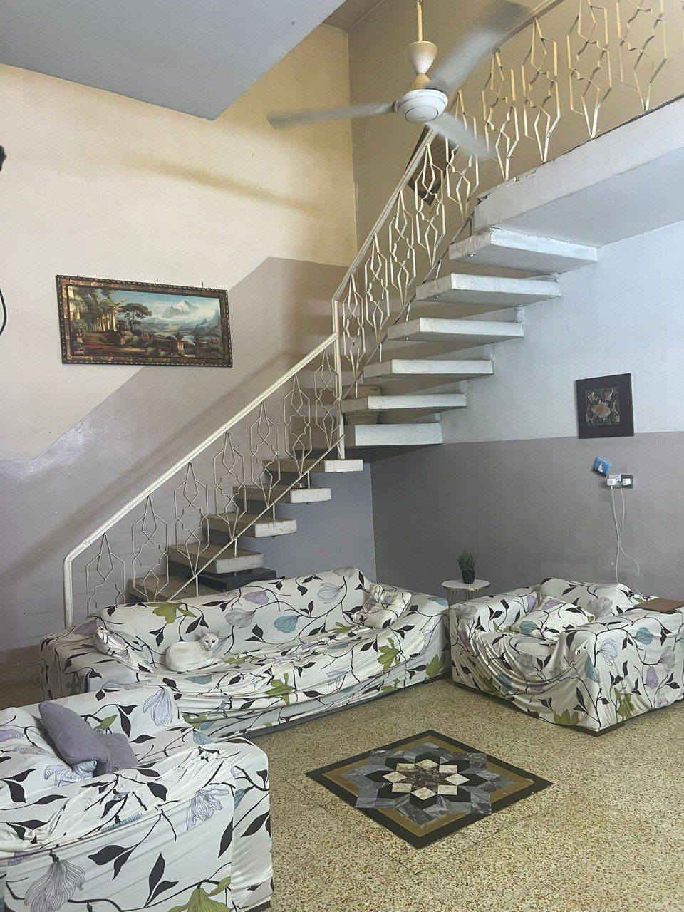 بيت للبيع مساحه ٢٠٠ متر مسلح طابو صرف قاط واحد الواجهه ١٠ النزال ٢٠ صاله + ٢ غرف نوم + مطبخ + حمام + تواليت + منور + كراج + حديقه + بيتونه + صطح العنوان حي الشرطه الخامسه قرب جامع معاذ اي ستفسار على الرقمين *********** او *********** مكتب عقار السعر المطلوب ٢٢٠ وبي مجال
