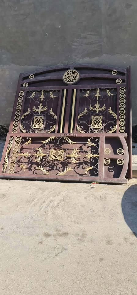 باب سلايت شارع حديد ثقيل
عرض 3 ونص متر x  ارتفاع 2 ونص متر. يحتاج تبديل بوري (قاعدة) للچروخ فقط
ابواب حديد عدد 2.
المواصفات طلاگة وربع (عرض 1 متر و 10 سم) حديد ثقيل.
نظيفات بدون چرچوبة ومبرده شغاله مابيها اي شي للأستفسار على الرقم ‭***********‬
