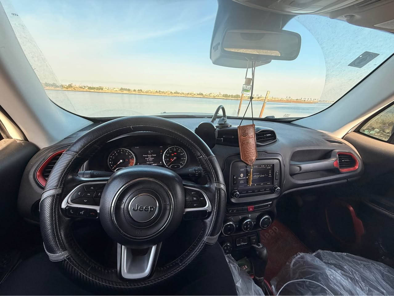 سياره كامله من جميع نواحي محرك كير تبريد وارد امريكي اعلى فئة وتشتغل ع بانزين العادي محركها جيد جدا ضررها بامريكا نص البنيد والجاملغ باب السائق  وعيوب بسيطه اخرى وايرباك ال ستيرن سليم سياره رقم بصرة مميز السياره باسمي سعرها ١٢٥ ورقه وبيها مجال بسيط 
وهذا رقمي *********** البصرة, العراق
