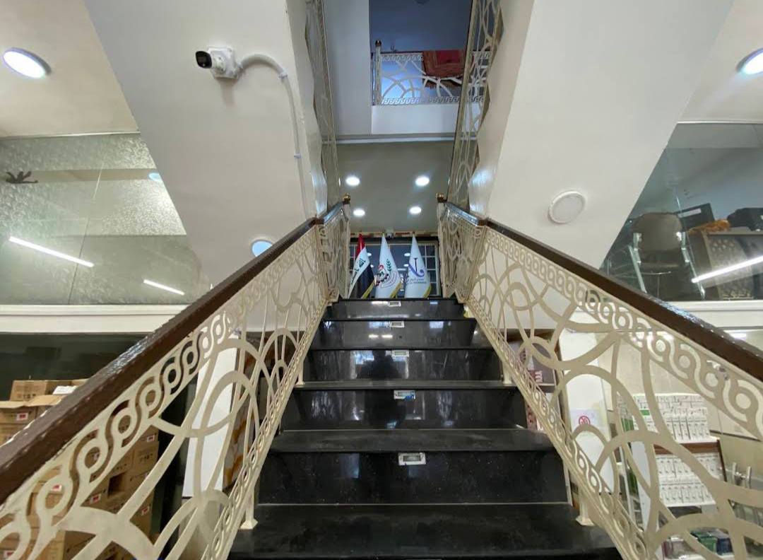 عمارة تجارية حديثة ومميزة للإيجار بموقع حيوي ومناسب لجميع الأنشطة التجارية والاستثمارية.
📍 الموقع: – شارع الصناعي التجاري – مجاور شارع الملجأ.
📌 موقع العمارة ظاهر على خرائط كوكل عند البحث باسم مذخر أنوار الغدير.

⚠️ ملاحظة مهمة: تؤجَّر العمارة بالكامل كوحدة واحدة فقط، ولا يتم تأجير الطوابق بشكل منفصل.

🔹 تتكون العمارة من ثلاثة طوابق مفتوحة بالكامل بتصميم عصري يوفر مرونة عالية في التقسيم والاستغلال.
🔹 مساحة كل طابق 250 متر مربع مما يمنحك بيئة عمل واسعة ومريحة تناسب الشركات، المجمعات الطبية أو المعارض التجارية.
🔹 كانت العمارة سابقاً مستخدمة كمذخر أدوية، ما يجعلها مناسبة جداً للأنشطة الطبية أو التجارية التي تحتاج مساحات منظمة وجاهزة.

✨ المواصفات والخدمات: ✔ أربع إدارات مجهزة ومنظمة داخل المبنى.
✔ غرفة خاصة للحراس مع مطبخ مستقل لخدمتهم.
✔ صحيات حديثة ومتكاملة في كل طابق.
✔ نظام كاميرات مراقبة متطور مكون من 25 كاميرا.
✔ تصميم واجهة أنيق وحديث يمنح نشاطك حضوراً احترافياً وجذاباً.

💼 فرصة استثمارية مثالية للراغبين بموقع عملي ومساحات واسعة وتجهيزات متكاملة جاهزة للعمل فوراً.

📞 للاستفسار والمعاينة:
واتساب: ***********
