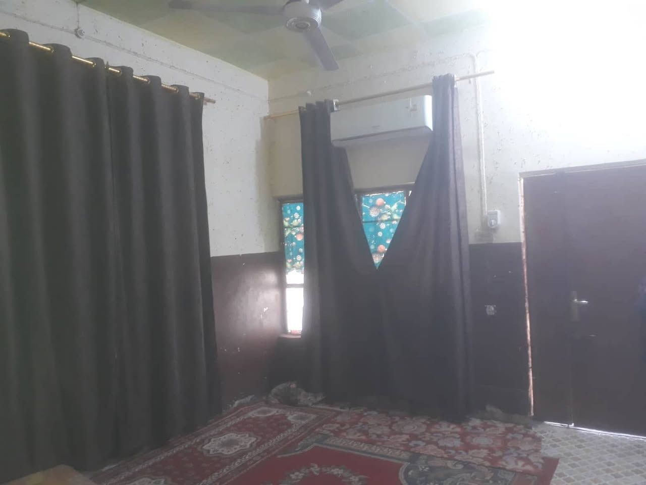 🏡 عرض للبيع عقار سكني  🏡

📍 الموقع: #السماوة #حي_العسكري
📐 المساحة الكلية: 350 م²
🕌 موقع استراتيجي قريب من التكية
📍 وقريب جدًا من منطقة 36

🔹 مواصفات العقار:
▪️ بيت سكني مكوّن من طابقين
▪️ الطابق الأول (مسلح):
– غرفتا نوم
– صالة واسعة
– مطبخ
– خدمات صحية
– غرفة استقبال

▪️ الطابق الثاني (عكادة):
– غرفتا نوم فقط

✨ مميزات العقار:
✅ موقع حيوي ومخدوم
✅ مساحة مناسبة للعوائل
✅ بناء متين وقابل للتطوير
✅ قريب من الخدمات والمراكز الحيوية

📞 للاستفسار والتواصل مع المكتب:
☎️ ***********
