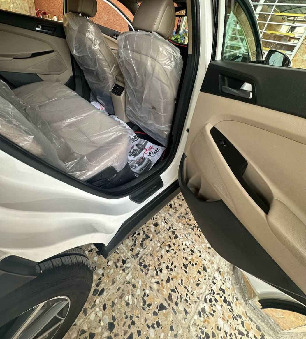 السلام عليكم 
توسان 2017 خليجي مكفولة من الضربة والصبغ  كير محرك كفالة سياره على وضع شركة تخم تاير جديد 5 ويل 
المواصفات 
بانورامة / حساس خلفي 
لايت زنون / كاميرا / تحكمات فول /  مري شفط / خمسة ويل كب / قطعتين تبريد / كشاف امامي خلفي 
/ لد امامي خلفي/ مري شفط / ثلاث انضمة قيادة 
مواصفاتها معروفة وكالة الكاصد 
السيارة جديدة وجاهزة 
مكاني محافظة ديالى
وهذا رقمي / ‏‪***********‬‏
