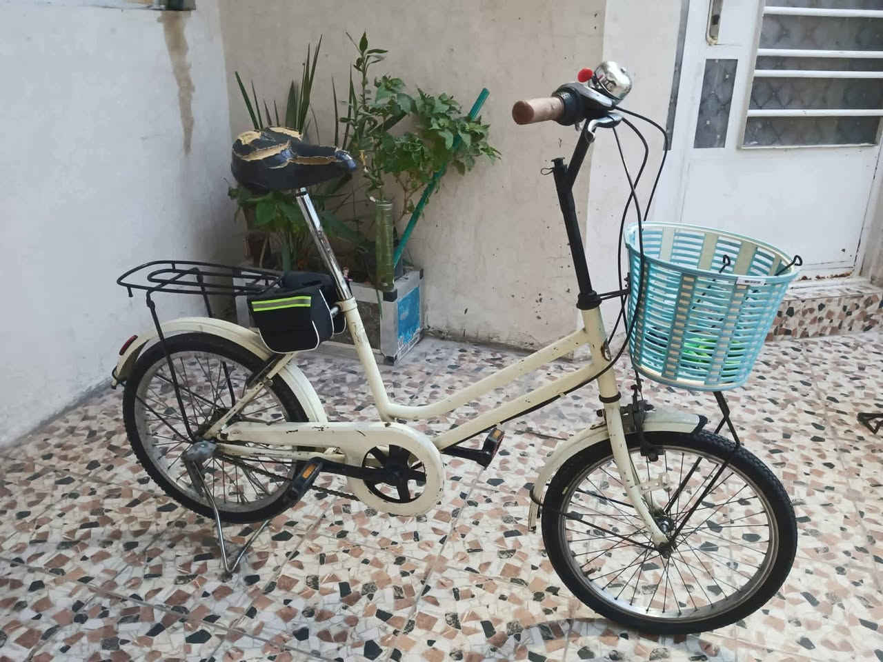 السلام عليكم  بيسكل حجم 20.  برجستون ياباني.  بلادي وضع شركه. كير 3سرعه.   مختم.   كامل ملحقات سله +قفل +جنطه  بلادي تايرات. شركه.  بلعافيه ع ياخذه.  محموديه مكاني  ***********
