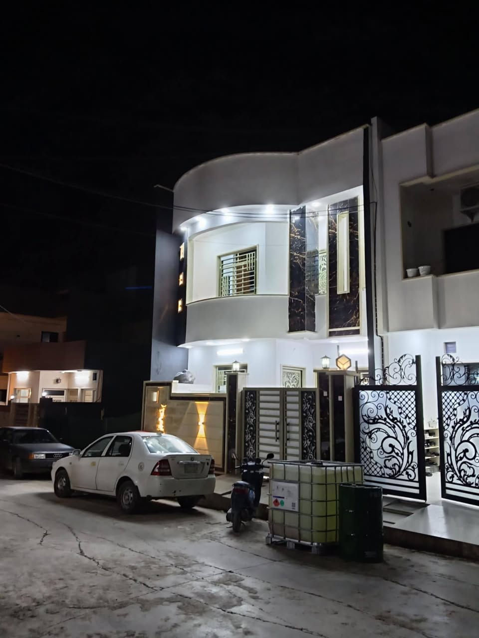 بيت للبيع خلف الكمرك مجمع ايان
مساحة 105 طابقين مشتملات فوك ومشتملات جوه

واجهه ٧.

بناء حديث 

يرهم مقدمة..

***********

***********
