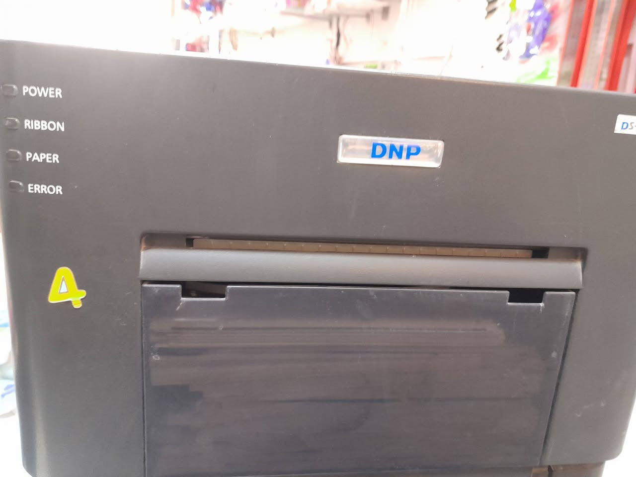 السلام عليكم ورحمة الله وبركاته
من رخصة الادمن 👑 احترامي
طابعه صور احترافيه DNP
ليزري لا باودر ولا طوز درجه اولى 👑
يطبع. قياسين. 4/6. حجم وسط يسمى جامبو
حجم 8/6.حجم نصف A4. يسمى الشبح 💯
دقة عاليه جدا جدا كما موضح في الصورة
السعر  350   الف دينار فقط للعلم هو سعر 500$ 💯
 كركوك حي العسكري مقابل مدرسه المجاهدين موبايل *********** 👑👉
