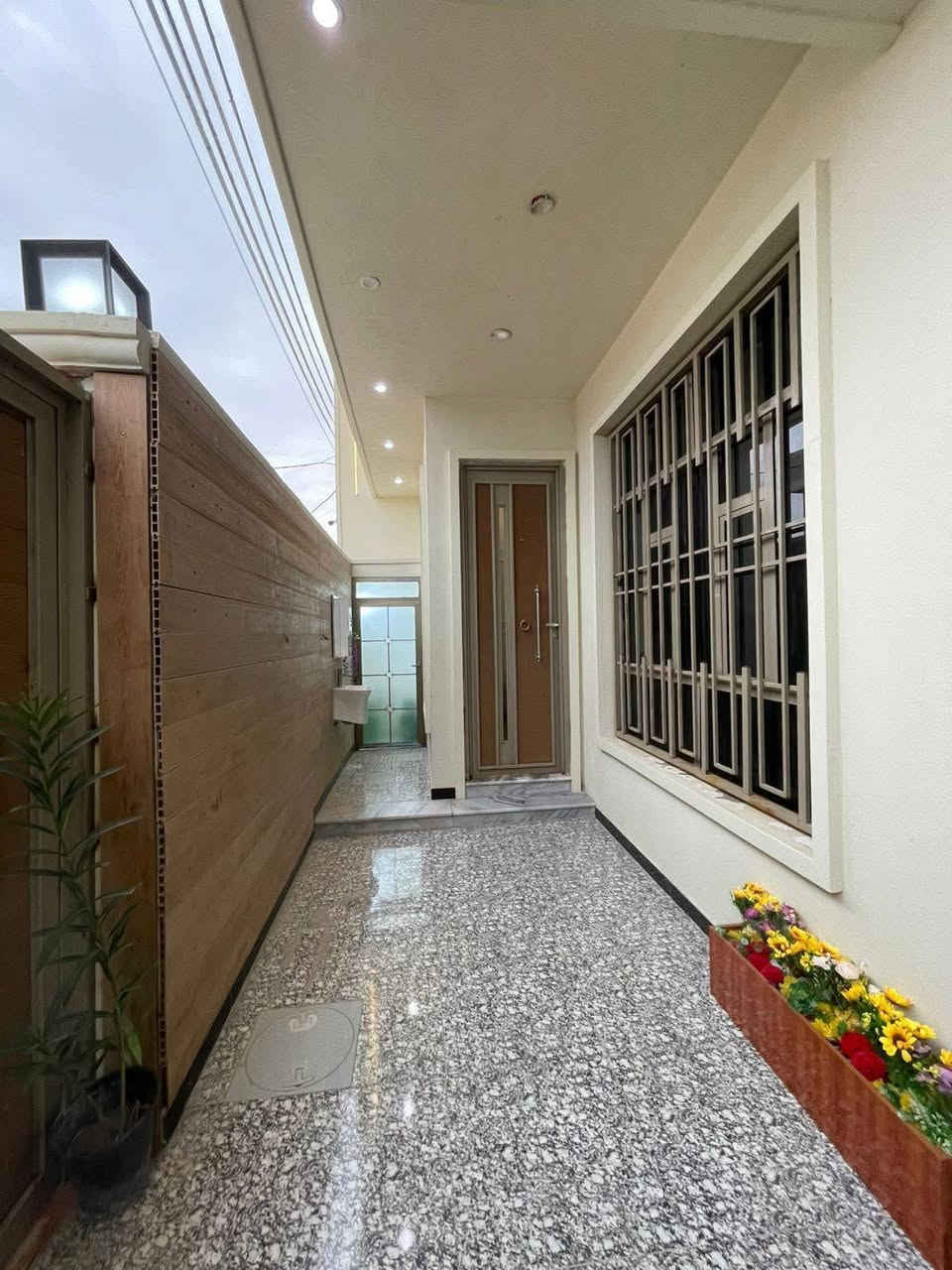 #اسعد_الله_اوقاتكم_بكل_خير👋
توفر دار سكن للبيع طابقين ملاحظه مع جميع الاثاث بل كامل 

بناء حديث طابوق بلكامل والارضيه رفت  سنة البناء 2026

#المساحه 100م مربع

على شارع 10م وركن

جميع الخدمات متوفره

محتويات البيت ⬇️

استقبال

صاله كل طابق وحده

مطبخ

غرف نوم 5

صحيات داخلي + خارجي

وكل طابق صحيات 

كراج

#جنس_العقار : طابو ملك صرف زراعي عراقي سند 25

#العنوان .. البصره حمدان قرب مستوصف حمدان

جميع الخدمات ماي كهرباء شوارع 10 متر

#السعر 165وبي مجال للشراي

#اللاستفسار الاتصال على الرقم 📳📞
*********** 📳
