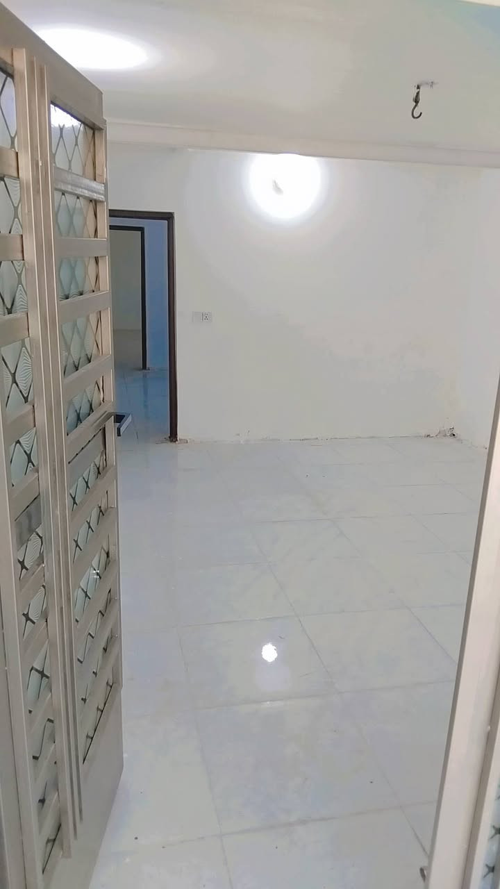 دار  للبيع 80 متر 4.25 الواجهة  نزال 19 نظيف جدا العقاري الثانية قرب مدرسة التربية عكاده طرمة كبيرة استقبال مطبخ حار وبارد غرفتين نوم ترميم جديد مجاري كاشي بواري بياض أبواب جاهز من كل شي يصلح للسكن او استثمار حاليا فارغ السعر 162 وبيه مجال بسيط 
للاتصال ***********
