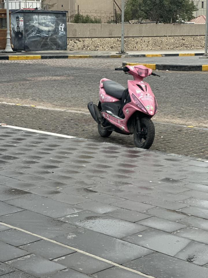 السلام عليكم ورحمة الله.     دراجه ماكس مضلع للبيع الدراجه كلشي شغال بيه ما عده  العداد الواير مالته او شوف شنو الدراجه تخم تايرات جديد بانزات جديده فج امامي جديد   الدراجه كله ورديه الكلوبات والاشاير همين.  شوفت عينك الدراجه مفتوح الكور مبدل ولفات  اي نضوح او قطرة دهن ما بيه مكينة49بلاد
سعرها 850 وبيه مجال 
تواصل***********
