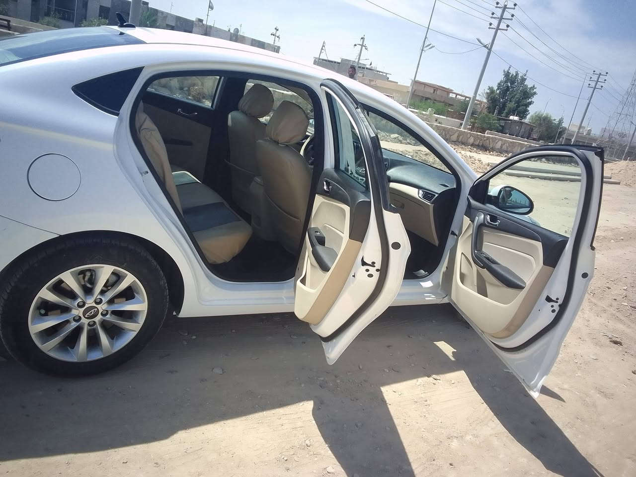 السلام عليكم توجد سياره اريزو 23 حره باسمي رقم انجليزي للبيع مكلف بالنشر ***********
