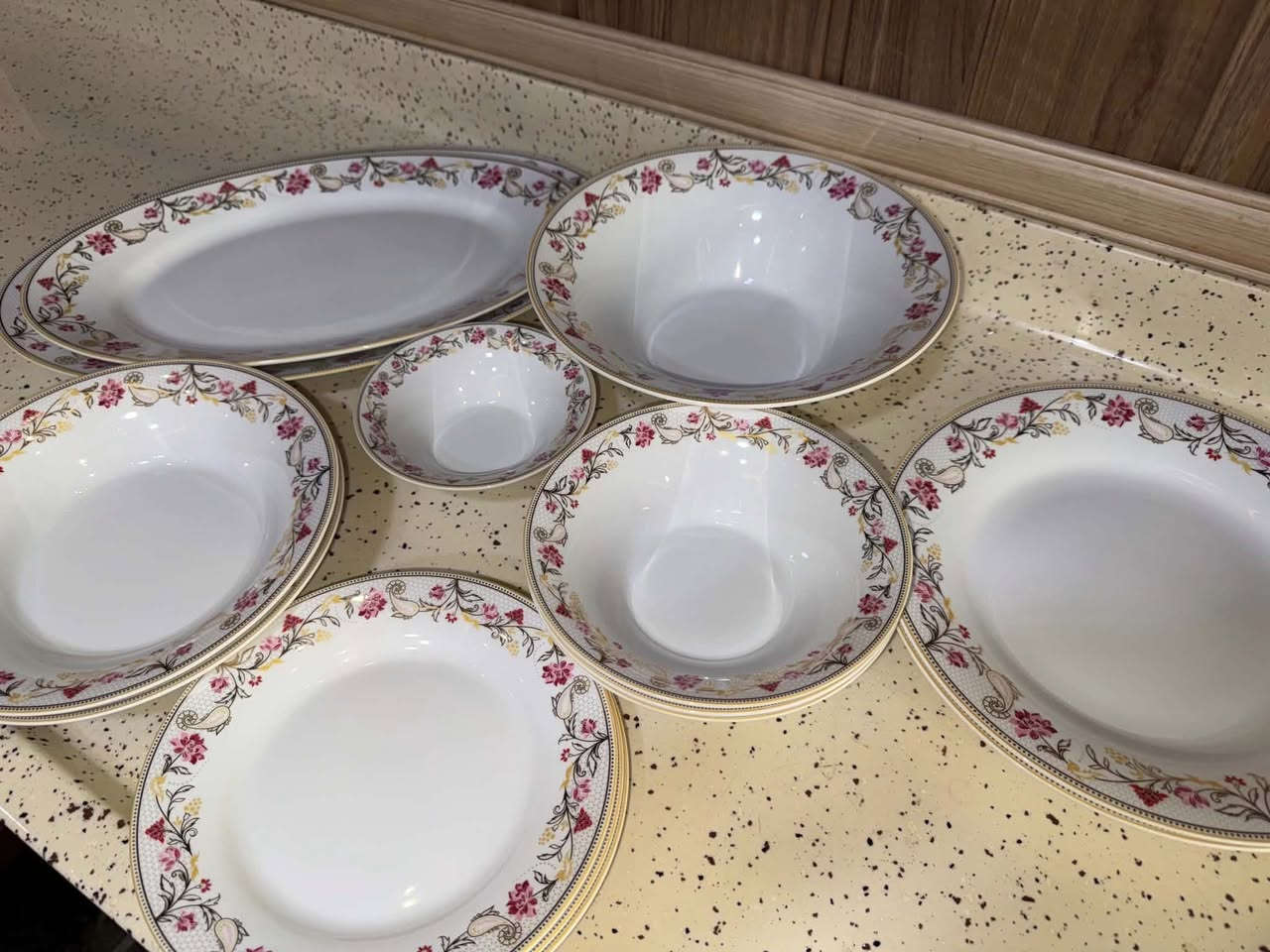 شەش قاپی برنج
شەش قاپی میوە
شەش قاپی مریشک و قەیسی
٥ قاپی شلە
٥ قاپی زەڵاتە
٢ بەلەم گەورەو بچووک
یەک کاسەله سليماني


**إذا كنت صاحب هذا الإعلان وتريد حذفه لأي سبب، رجاءا أرسل رسالة إلى الدعم الفني**