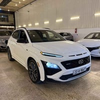 للبيع كونا موديل 2022 فول مواصفات لون ابيض رقم جديد دولي   1.بصمه تشغي...