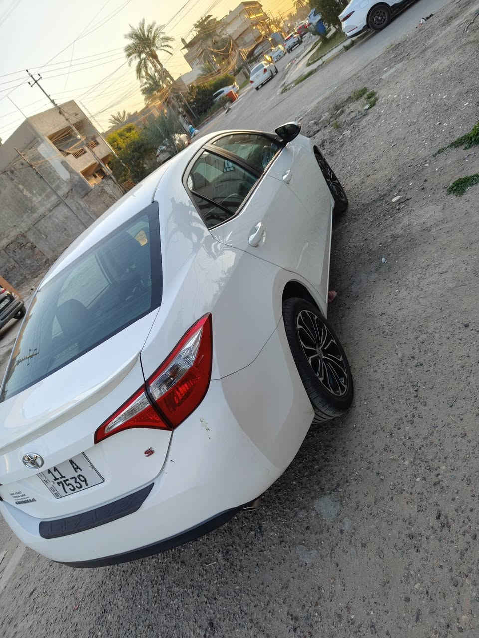 كورلا 2015 امريكي جديده جدآ السياره وجاهزه من كولشي 
صور الحادث بلمنشور بيه صبغ باب خلفي وجاملوغ خلفي وباب السايق بي بارد ..فقط.    رقم بغداد الجديد بأسمي
 بجم كبس
تبريد ثلج 
ماشيه 27 
كامره دواره 
محرك 1800 ممفتوح
لايت زنون
سياره جديده وبلعافيه ع ياخذها 
مكانها بغداد العامريه                  السعر 127 بيه مجال قليل
للاستفسار 
          ***********
