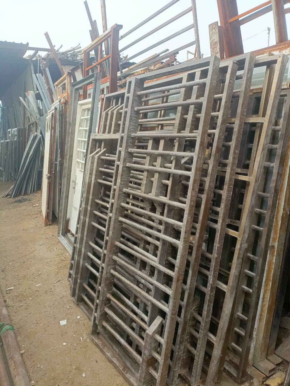 السلام عليكم 
كتائب شبابيك نقشة حديثة 10 قطع 
قياسات مختلفة مكاني بغداد
***********
