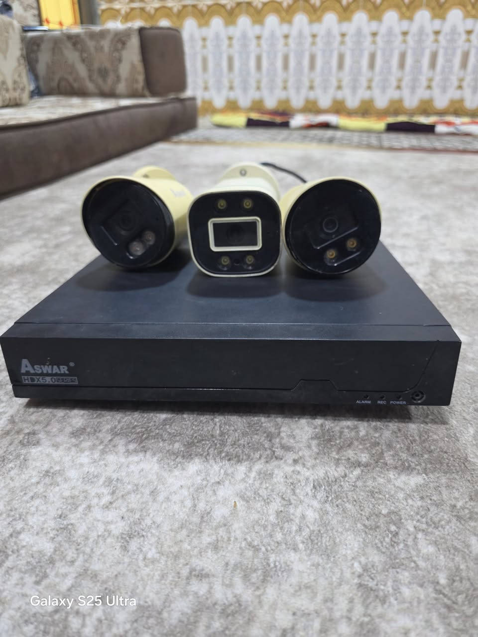السلام عليكم كاميرات مراقبة مستعملة نوع اسوار دي في آر 5 ميكا الهارد 512
وياها 3 كاميرات
وال دي في آر ياخذ 4 كاميرات بس عدنه 3 
بدون محولات وكيبل
مكان حله حي المهندسين 
سعرها 100 الف 
رقم الهاتف  ***********
