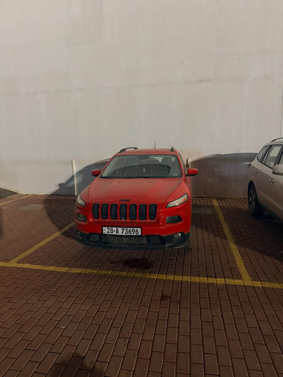 جيب شيروكي موديل 18
ماشيه 94 الف km قابل للزيادة
لمتتد بلاك توب
باسمي رقم جديد انكليزي نجف

بصمه ابواب ثنين وجنطه كهرباء
تشغيل عن بعد
كشنات جلد تدفئة
ستيرن تدفئه شاشه جبيره
فول عدا الفتحه

سرقة بامريكا بيبان ثنين ودازيهن وياها
والدعامية الخلفية 

و نطخت عندي ضربه بسيطه ع البارد بالجاملغ اليمين موجوده صور الضربه 

السيارة جديدة كلش وما متعوبة و جاهزة من كلشي من تشوفها تحكم  
السعر 130 وبيها مجال بسيط 

واتساب ***********
