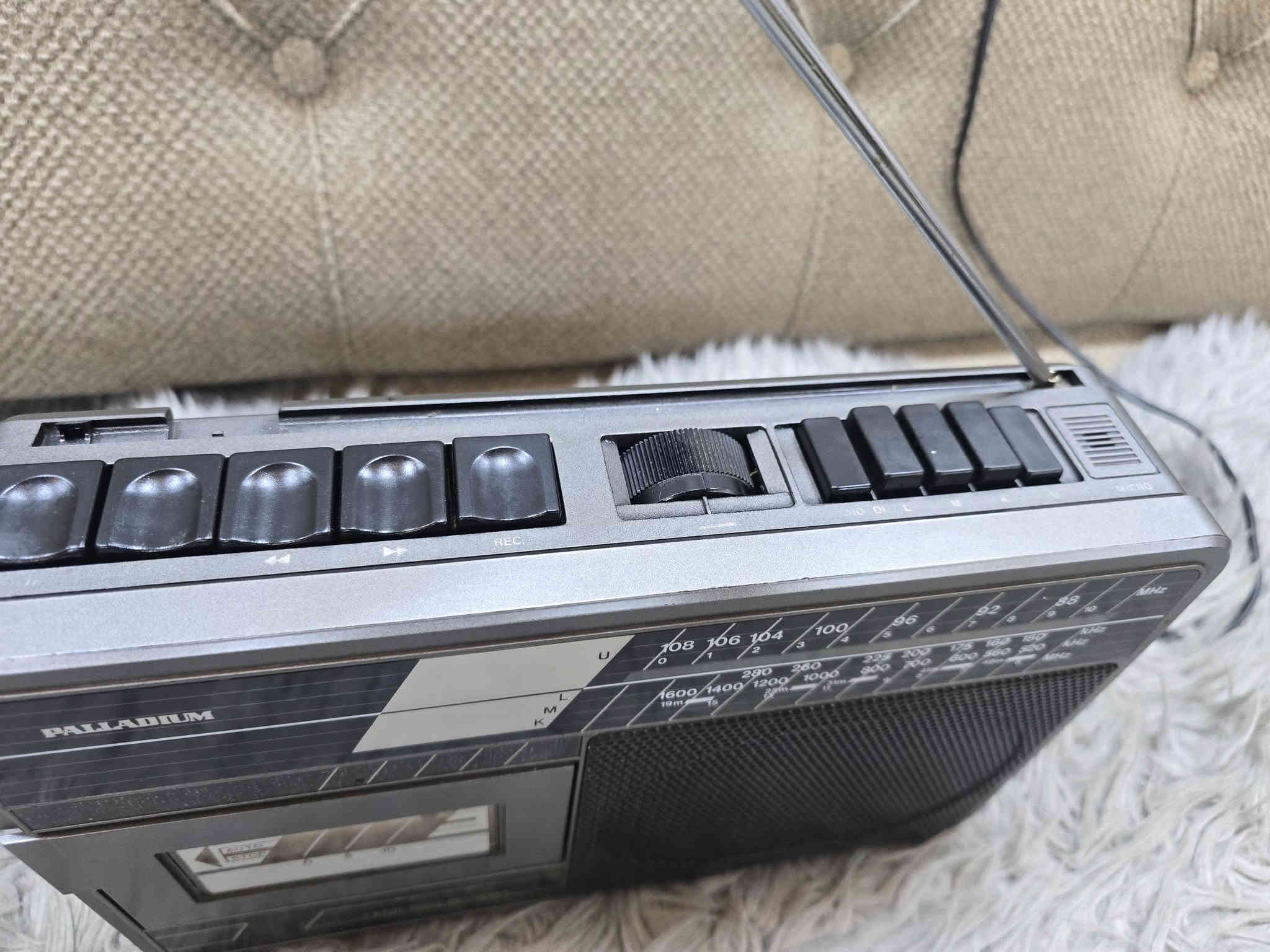 مسجل راديو بلاديوم. لماني. موديل قديم. راديو اف ام كامل ثلاث موجات. كهرباء 220 بطاريات. حجم وسط عدد 4 مكاني سماوه. باله جهاز. شغال على. بلاد. ولا غلطه تقديم وتاخير كله شغال ***********
