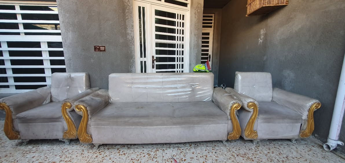 قنفات للبيع  تحمل 6 اشخاص تفيد محل حلاقه لتواصل ***********
