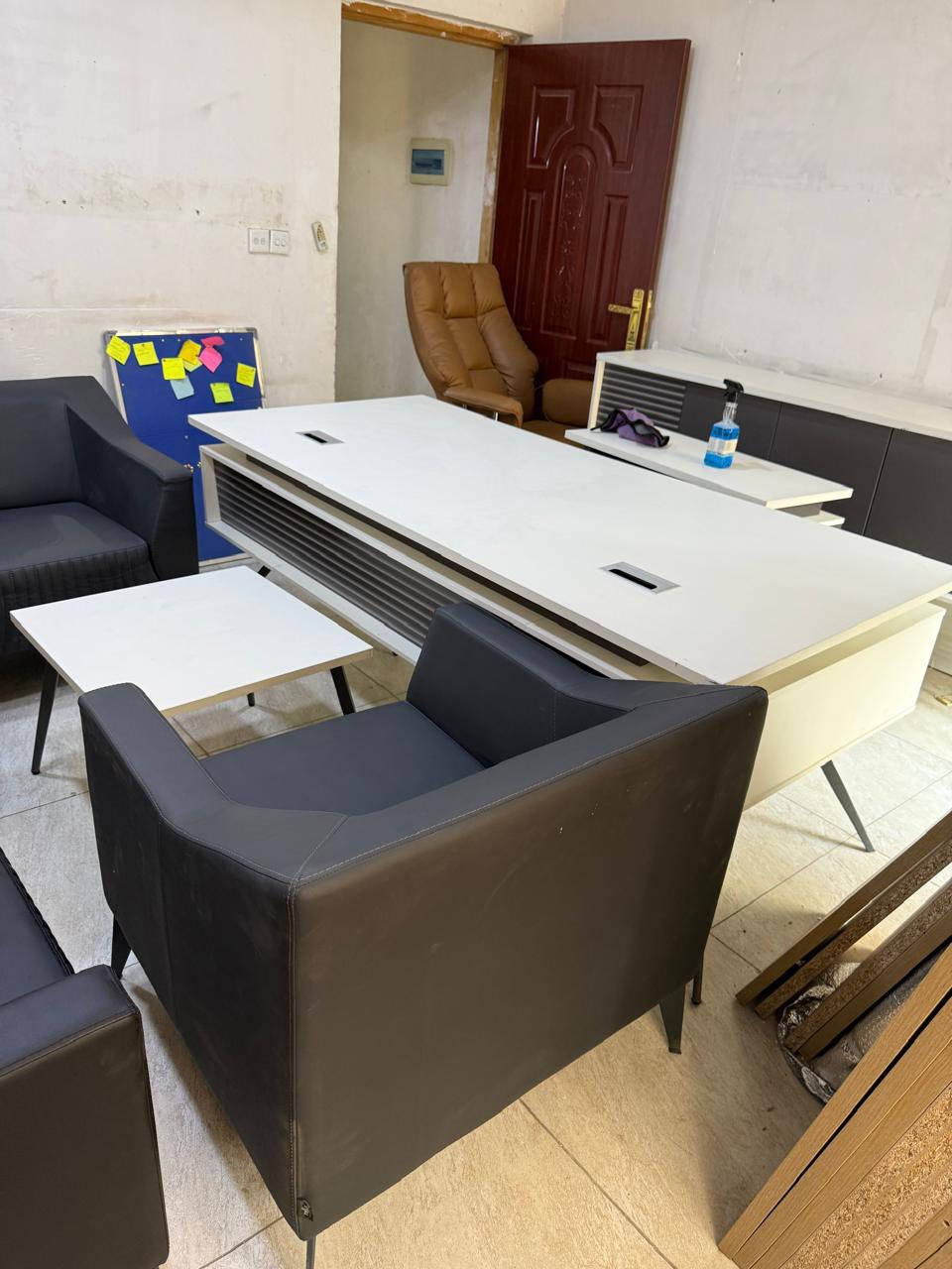 السلام عليكم غراض كلش جديده للبيع مكتب +تخم كامل ستخدم شهر +رفوف نضيفات +ميز نضيم السعر مناسب الاستفسار ***********
