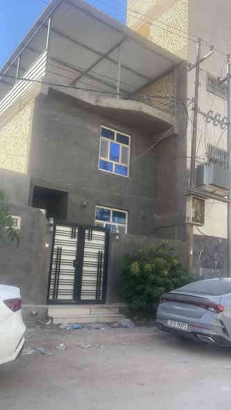 دار للبيع حي الحسين في النجف. ( المساحة في السند 82 م واقع الحال 86 م ) بناء حديث طابقين شارع 15 الجهة المقابلة إلى باب البلدية السعر  (240 مليون ) الطابق الأول إستقبال و صالة و مطبخ مع منور و مجموعة صحية. الطابق الثاني غرفتين  و صالة مع مجموعة صحية. مكتب الغدير للعقار  ***********
