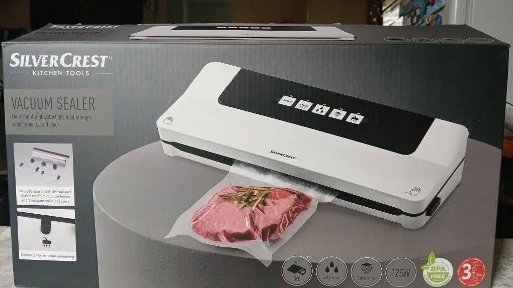 جهاز تفريغ الهواء وتغليف الأطعمة سيلفركريست  وسويج ان (Silvercrest Vacuum Sealer)  يتميز بالتالي:
الطاقة: يعمل بقدرة 125 واط لتفريغ وإغلاق الأكياس بشكل محكم. 
الوظيفة: يجمع بين إخراج الهواء والإغلاق في خطوة واحدة، مما يحافظ على نكهة الأطعمة وطزاجتها لفترة أطول. 
الاستخدام: مناسب للأكياس حتى عرض 30 سم، ومثالي للطبخ بتقنية "السوس فيد" (sous-vide). السعر ١٠ الف اعتماد واتساب ***********
