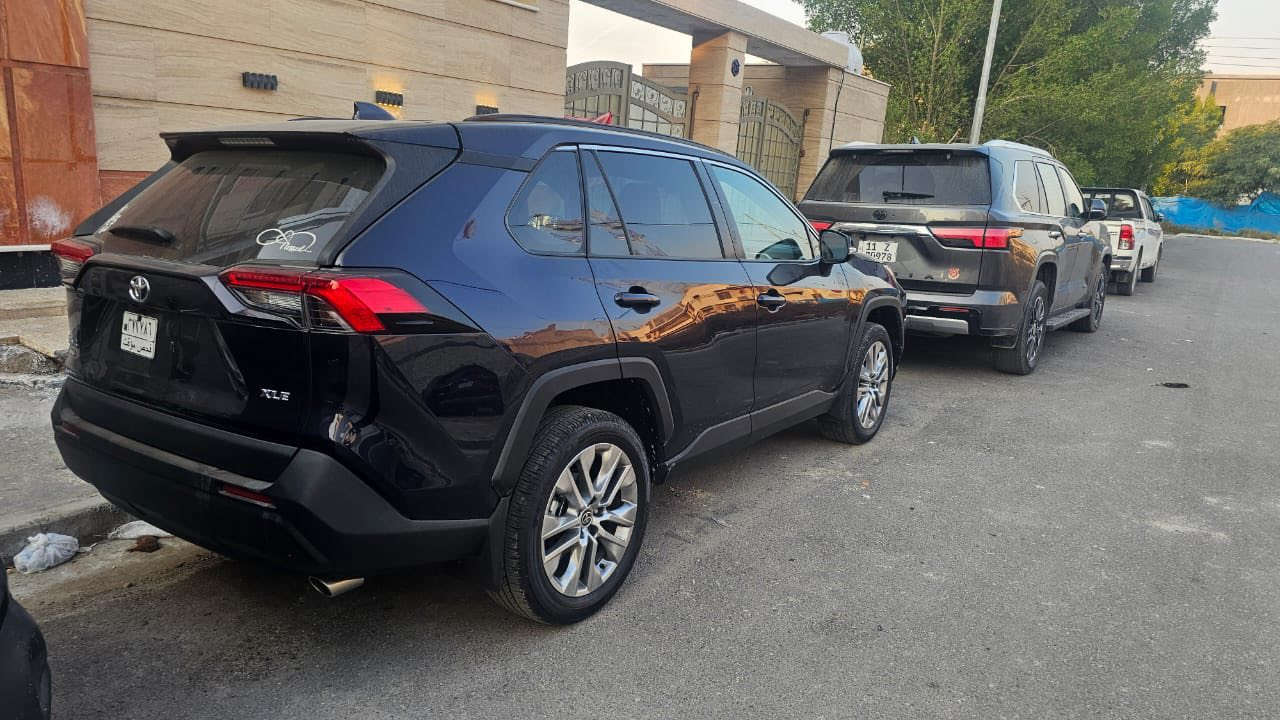 سلام عليكم راف فور
موديل  2025 1/1 غرفة لون بيجي 
                   (بدون رقم)
حجم المحرك 4 سلندر (2.5L)
مواصفات XLE 
فتحة
بصمه  ابواب
صندوق كهربائي
رادار أمامي
تحديد  مسار
رادار جانبي (نقاط عمياء)
رادار خلفي
(Auto start) اوتو ستارت
(Auto Stop) اوتو ستوب
هاند بريك بصمة
(Auto Hold) اوتو هولد
ECO,NORMAL,SPORT حكم وضعيات القيادة
مانع انزلاق+ABS
حساسات خلفية+كاميرا
نحكمات استيرن
اشاير بالمري
لايتات زينون و عدسه
بلاكتور زينون
تبريد  قطعتين
وبقية مواصفات XLE المعروفة 
سعر (255) وبي مجال مكان السيارة بغداد الكرخ 
‭0773 088 9557
