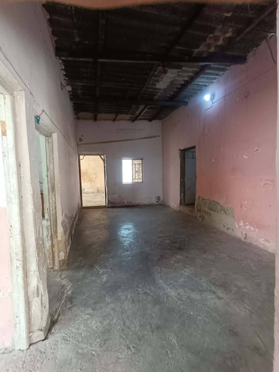 السلام عليكم بيت مساحته 400. للبيع 
يحتوي على غرفتين نوم وصاله واستقبال وصحيات  
ألمي متوفر وكهرباء 
مكان البيت قريه الرسول اول بيت عل شارع الفرعي عل بزل المبطن قريب عل شارع العام كلش  للاستفسار  بسعر مناسب  مستعجل عله لبيع ***********
