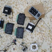 ٣ محركات • لوحة تحكم يدوية • ٢ ادرايفرات صغار