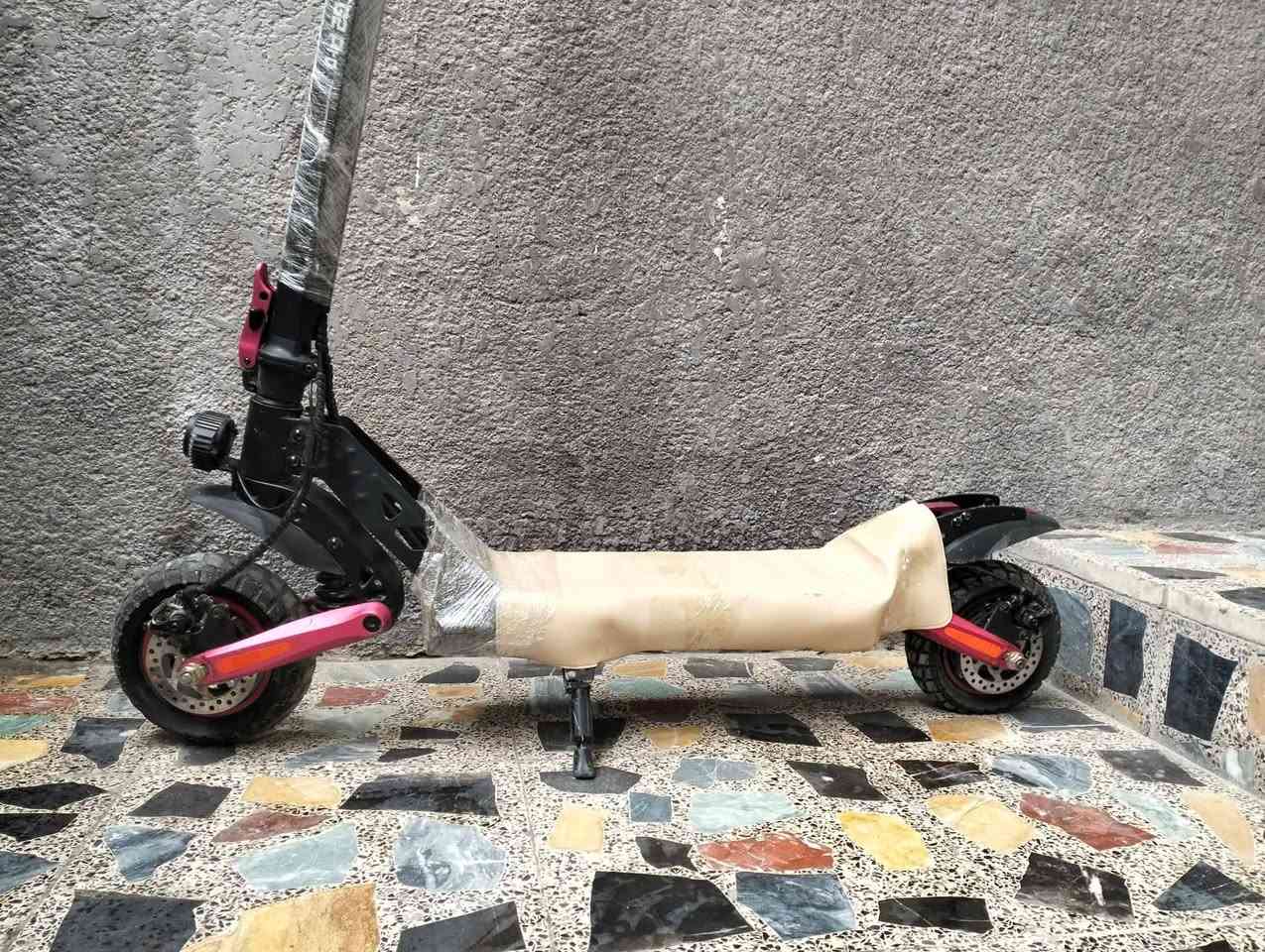 سكوتر للبيع 🛑🛴🛑🛴
سكوتر
KUGOOKIRIN G2PRO  الروسي  للبيع نضيف جدا
سكوتر بطاريته ليثيوم المحرك يصل  "Brushless" بقوة 600 واط السرعة القصوى: تصل إلى 55كم/ساعة، حقيقي إمكانية التنقل بين 3 أوضاع للسرعة (15، 30، 55 كم/ساعة
البطارية: بسعة 48V 15Ah، وتمنحك مدى قيادة يصل إلى 55 - 58 كم في الشحنة الواحدة (حسب الوزن وظروف الطريق).الإضاءة: نظام إضاءة متكامل يشمل 6 مصابيح (أمامية، جانبية، وخلفية مع إشارات انعطاف) لضمان الرؤية الليلية.
الشاشة: شاشة LED ذكية تعرض السرعة، مستوى البطارية، والمسافة المقطوعة بوضوح حتى تحت أشعة الشمس
ويجي وياها مقعد اذا تريد اشده (حسب ختيارك) سكوتر قوي قوي بمعنى الكلمه ينافس السوك
السعر على الخاص
واتس اب
(***********)∆•••••∆
