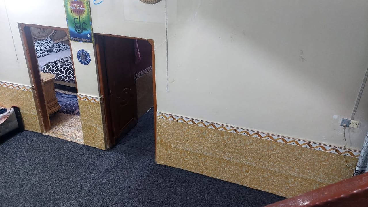 سلام عليكم بيت للبيع مساحته ٢٠٠ متر يحتوي على ثلاث غرف نوم صاله مطبخ استقبال طارمه جبيره عنوان البيت كوفه دور الحوزه استفسار اكثر اتصال عل رقم ***********
