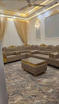 للبيع 🏡✨ أثاث غرفة جلوس فخم جداً بحالة ممتازة، تصميم كلاسيكي راقي بلون...