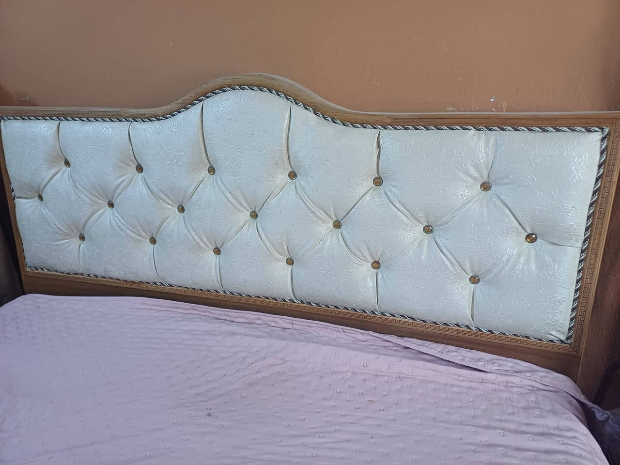 سرير نفرين نظيف جداً خشب عراقي صاج  اصلي متينة جداً مع دوشك اسفنج أصلي للبيع للتواصل خاص


**إذا كنت صاحب هذا الإعلان وتريد حذفه لأي سبب، رجاءا أرسل رسالة إلى الدعم الفني**