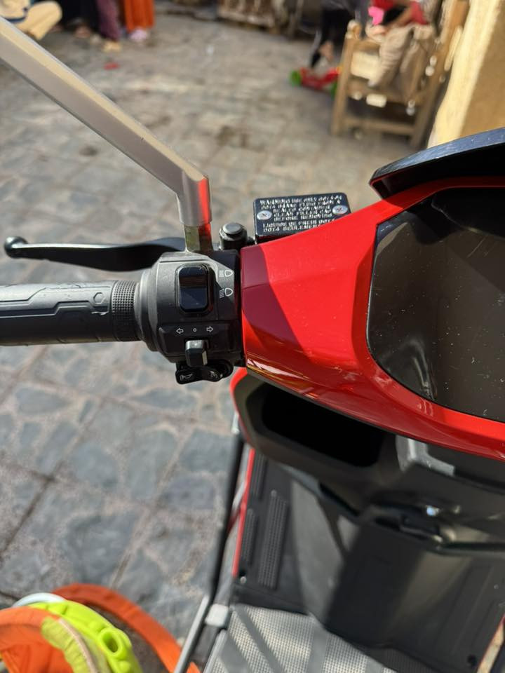 ‏سلام عليكم دراجة شحن للبيع  ‏كلها شغالة نظافتها فول ست بطاريات سرعتها 76 ‏سعرها 900 وبيها  مجال العنوان بغداد الشعب ***********
