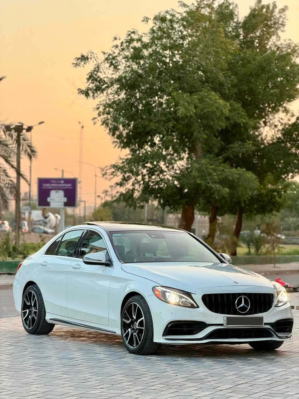 Mercedes c300 مارسيدس 
فول مواصفات دبل ماوس بانوراما 
جديدة جداً 
صفر مسج 
موديل 2016 
حادث جاملغ بنيد
السعر 198 
مكاني بغداد منصور
***********
